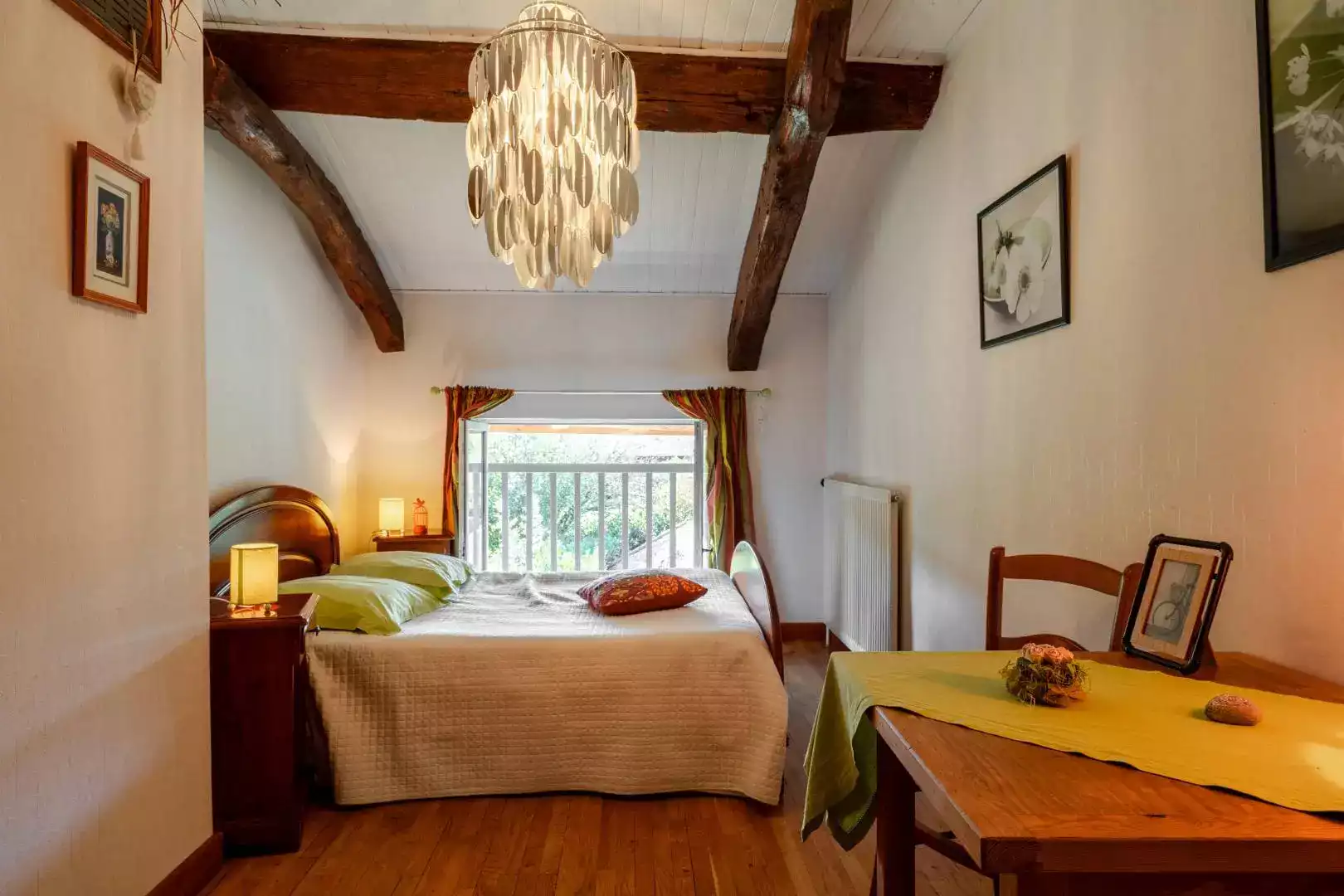 Chambre d'hôtes confortable avec lit double, décoration rustique et vue sur la nature à L'agnoblens